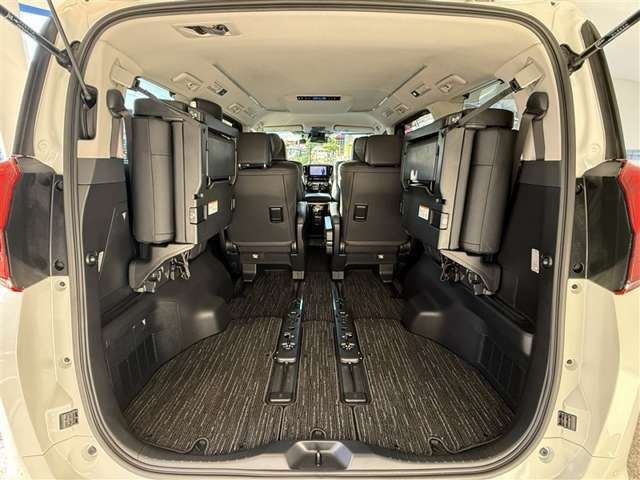 シートを跳ね上げればラゲージスペースが更に広くなり、大きなお荷物の積み込みが可能になります★