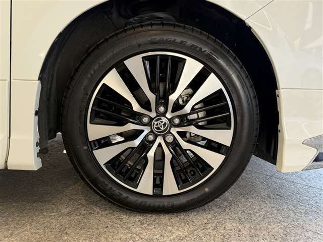 18インチ・アルミ純正　タイヤ溝は4mmです。