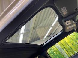 【ガラスルーフ】ガラスルーフ搭載で車内の解放感が一気にアップ！開放的なドライブをお楽しみいただけます。