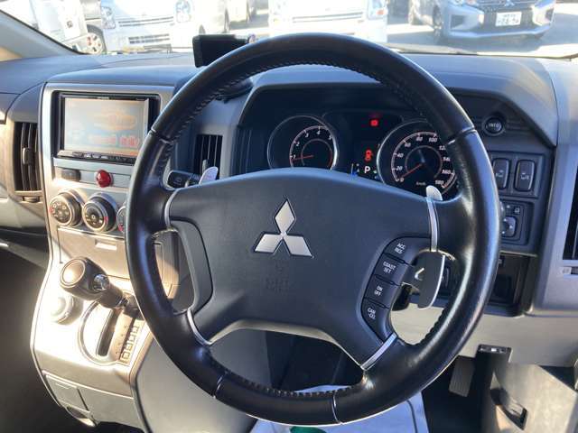 ステアリングも本革ステアリングなのでフィット感があり運転もしやすいですよ！
