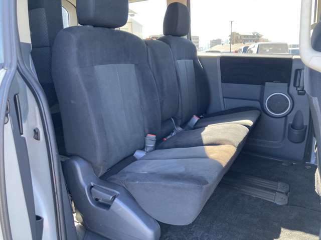 後部座席もスライドいたしますので、お荷物に合ったアレンジや小さなお子様のチャイルドシートを多少近くに備え付け安心の距離感が確保できます。