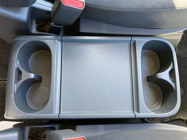 運転席と助手席の間にもドリンクホルダーが付いてます！テーブルとしても使えます。