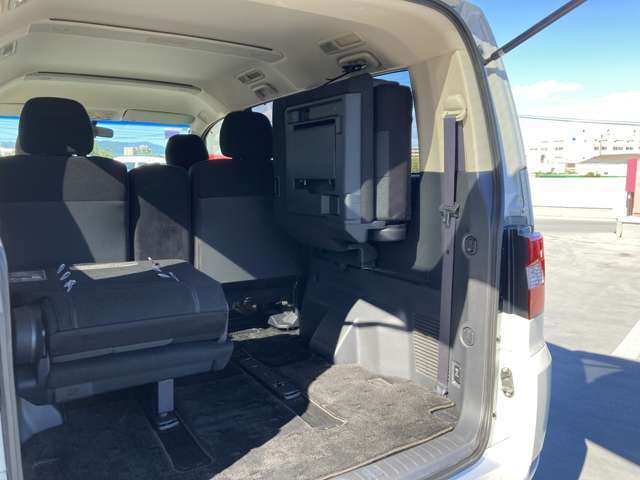 独立しているので荷物に応じて変更ができます。後部座席もスライドして調整が出来ます。