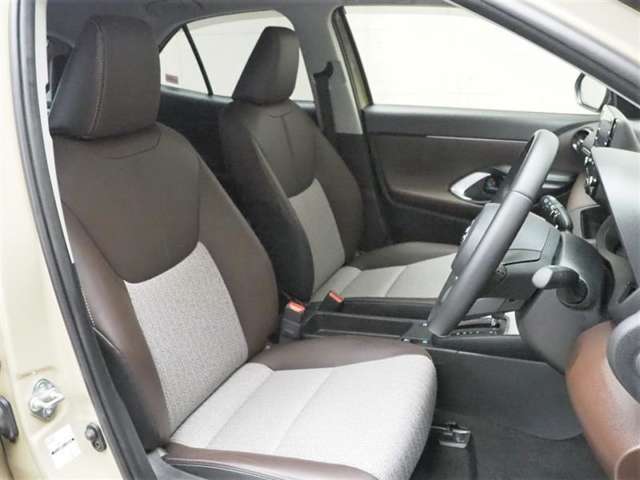 厚みのあるユッタリとしたシート、運転席も助手席もリラックスして座れます。