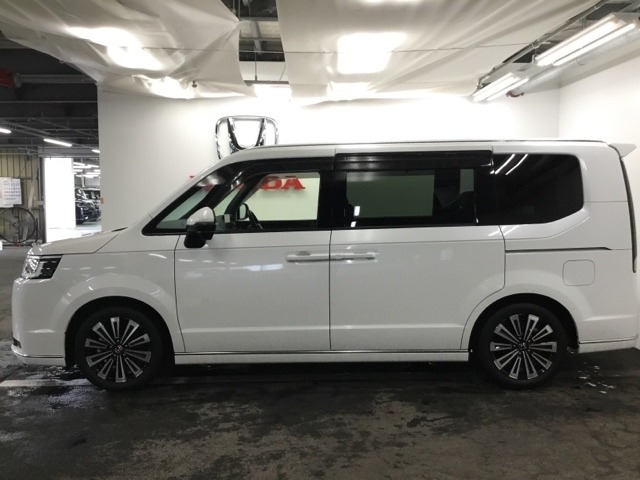 狭い駐車場でも、スライドドアならチャイルドシートへのお子さまの乗降や荷物の積載もスムーズ。とても便利な【両側電動スライドドア】ドアハンドを少し引くだけでリアドアが自動開閉します。