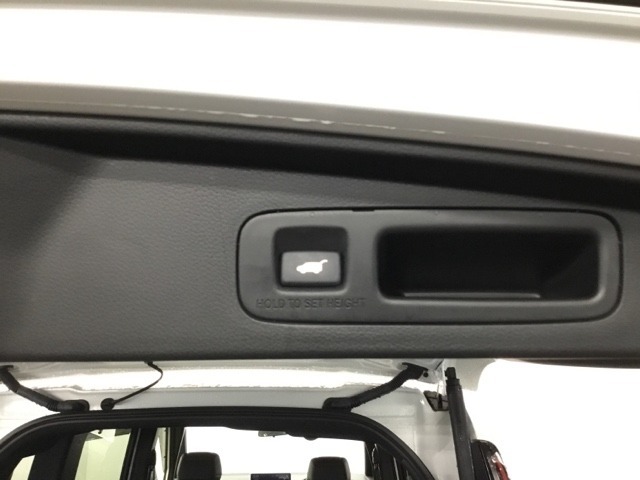 荷物を抱えていてもラクに開け閉め。Hondaスマートキーを持っていれば、開扉だけでなく、閉扉までをハンズフリーで行うことができます
