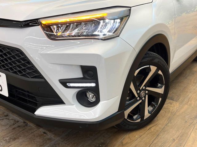 【シーケンシャルターンランプ付きLEDヘッドライト】人気の『流れるウィンカー』付きのLEDヘッドライトを装備♪高級感はもちろん、点灯時は存在感たっぷりで他車からも認識されやすく安心です。