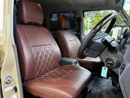 運転席・助手席ともに広々としており快適にお乗りいただけます！レザー調のシートカバーが装着されており、大変綺麗な状態で高級感がございます！