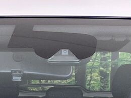 【エマージェンシーブレーキ】走行中に前方の車両等を認識し、衝突しそうな時は警報とブレーキで衝突回避と被害軽減をアシスト。より安全にドライブをお楽しみいただけます。