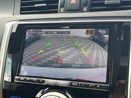 【バックカメラ】駐車時に後方がリアルタイム映像で確認できます。大型商業施設や立体駐車場での駐車時や、夜間のバック時に大活躍！運転スキルに関わらず、今や必須となった装備のひとつです！