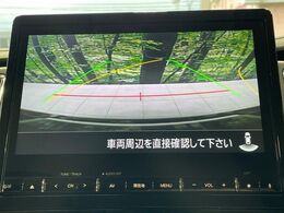 【バックカメラ】駐車時に後方がリアルタイム映像で確認できます。大型商業施設や立体駐車場での駐車時や、夜間のバック時に大活躍！運転スキルに関わらず、今や必須となった装備のひとつです！