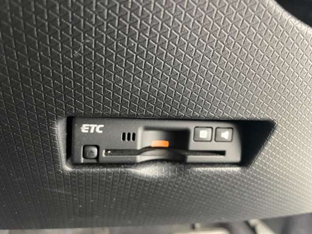 【ETC】有料道路を利用する際に料金所で停止することなく通過できる、ETC車載器（ノンストップ自動料金収受システム機器）が装備されています。セットアップを行うことで利用可能になります。