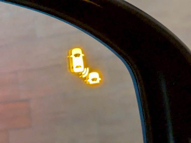 【ブラインドスポットモニター】搭載。隣の車線を走る車両をレーダーで検知し、死角エリアの車両の存在をお知らせします。