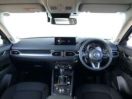 コックピットにある操作機器、情報などすべての要素をドライバー中心に左右対称に配置し、同時にそれらがドライバーに正対する造形とすることで、人とクルマの一体感を感じさせます。