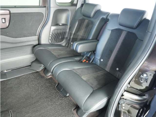 後部座席もゆったりくつろげます。長時間のドライブも楽々！楽しさは道中の車内から始まっています！このベンチシートに座って、みんなで和気あいあい盛り上がりましょう！