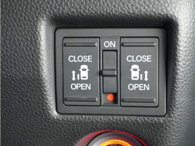 ◆電動スライドドア◆狭い駐車場でも乗り降りが楽々♪お子様が隣の車にドアを当ててしまう心配もございません！小さなお子様連れの方もこれで安心。