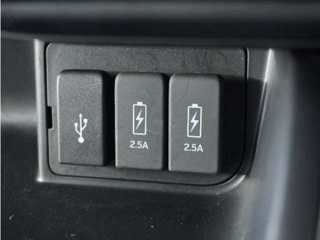 使いやすい場所にUSB充電端子を2か所装備。2.5A対応です、ここ重要！