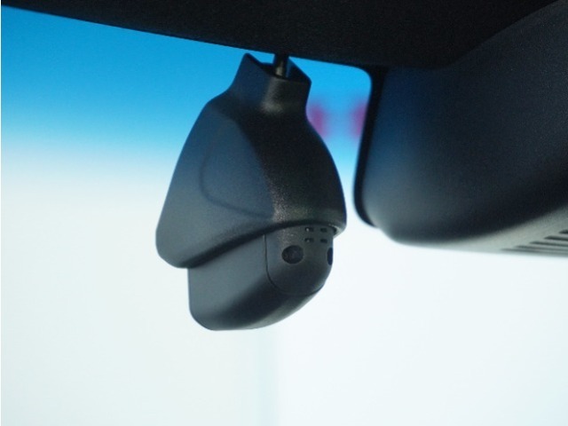 ◆ドライブレコーダー◆映像・音声などを記録する自動車用の装置です。　もしもの事故の際の記録はもちろん、旅行の際の思い出としてドライブの映像を楽しむことができます。