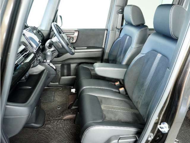 運転席と助手席は足元が繋がっているので自由に行き来しやすいので駐車場が狭いときでも助手席側からスムーズに乗り降りできて便利！