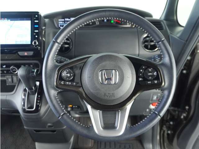 【Honda SENSING】 カメラ等装置で精度の高い検知能力を発揮、安全運転を支援します。ステアリング上のコントローラーに注目！