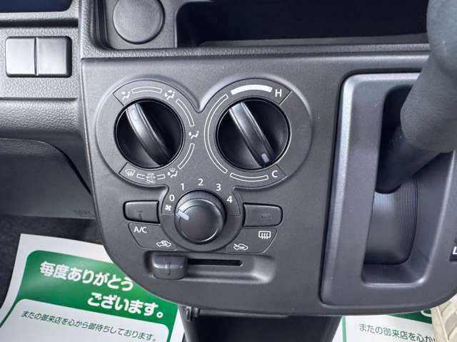 スマートキー標準装備です。車に近づいてリクエストスイッチを押せばドアの開閉ができます。更にエンジンの始動もカギを挿さずに出来ます。防犯面でも安心に繋がります。