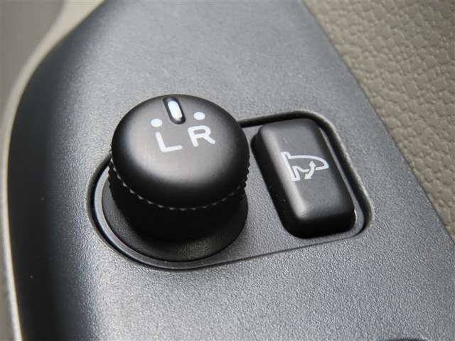 日本の駐車場は幅が広くないところが多くて、乗り降りが大変だったりしますよね。電動ミラーがあれば、室内でミラーをたためるので、駐車するときも便利ですね。