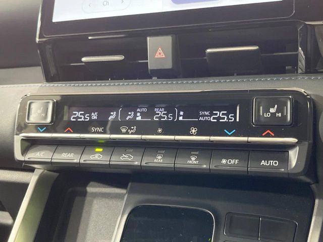 【左右独立型フルオートエアコン】運転席と助手席でそれぞれお好みの温度に設定可能。同乗者にも配慮した、快適な空調をお届け致します。