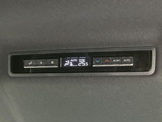 【リアオートエアコン】広い後部座席には必須の機能！風量や温度を自動で調整し前席と同様な車内環境にしてくれるリアオートエアコンを装備。夏の暑さも冬の寒さもストレスなく快適にお過ごしいただけます♪