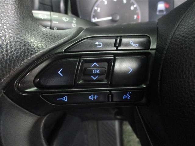 ステアリング左側のスイッチはオーディオの切り替え・選局・音量調整が出来ます。運転中でも簡単に操作が可能です