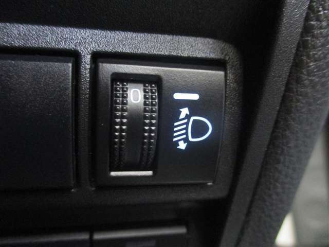 積載時に後ろが下がってライトが高くなったことによる相手車への眩惑を防止する焦点調整ができます