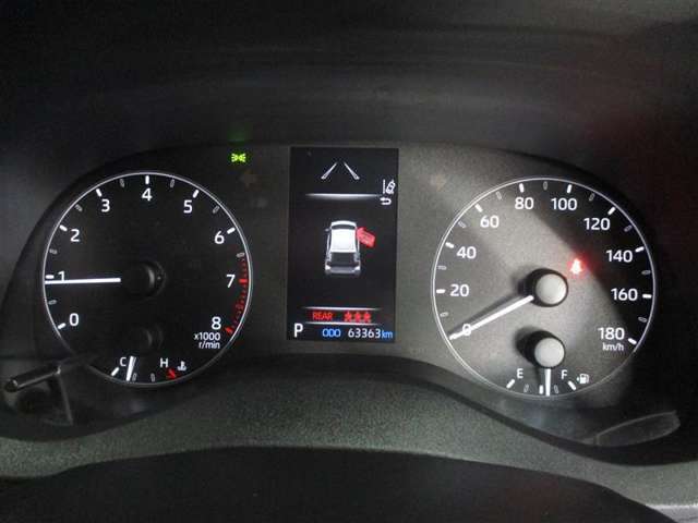 視認性に優れたデザインになっています。運転に必要な情報が表示されます