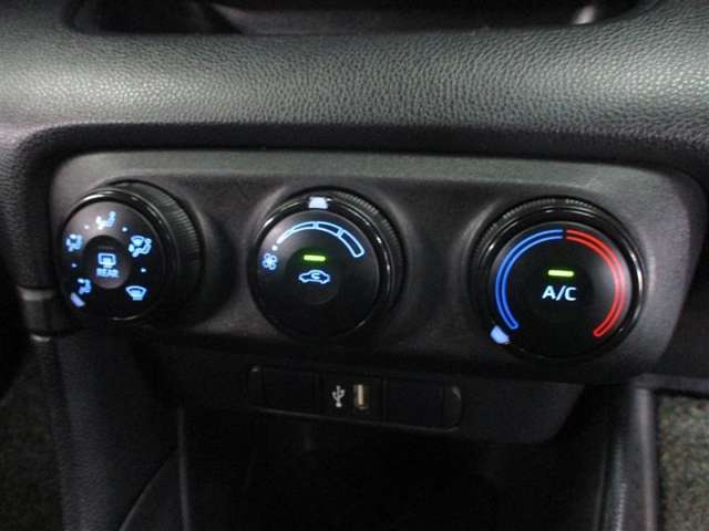 シンプルで使いやすいマニュアルエアコン。適切に操作することで快適な車内環境を保つことができます。