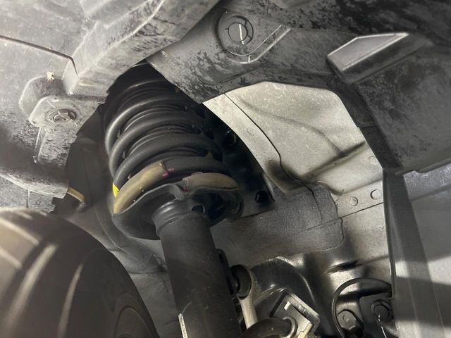 お車を安心してお乗りいただく為には、足回りの定期点検が欠かせません。サービスサポート（有償保証）では無料点検もご提供しており、安心のカーライフをお過ごしいただけるサポート体制が整っています。