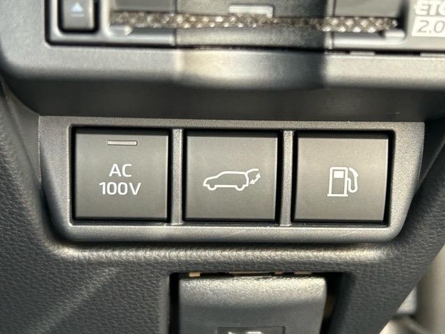 【　パワーバックドア　】荷物を抱えた状態でもスイッチ操作によるリアゲートの開閉が可能です☆お買い物時やアウトドアの際に役立ちますね♪