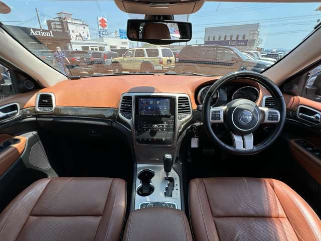 【室内】コックピット。車内もキレイで嫌な臭いもありません！ご納車後の臭いが付きにくくなる「空気触媒コーティング」もあります。