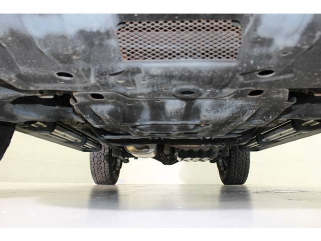4輪駆動車の中古車選びで肝心の下回りのコンディション★錆など無く綺麗な状態です★デフ回りからのオイル漏れなどもございません★