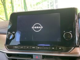 【純正ナビ】人気の純正ナビを装備しております。ナビの使いやすさはもちろん、オーディオ機能も充実！キャンプや旅行はもちろん、通勤や買い物など普段のドライブも楽しくなるはず♪