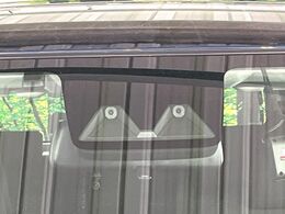 【スマートアシスト】走行中に前方の車両等を認識し、衝突しそうな時は警報とブレーキで衝突回避と被害軽減をアシスト。より安全にドライブをお楽しみいただけます。