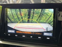 【バックカメラ】駐車時に後方がリアルタイム映像で確認できます。大型商業施設や立体駐車場での駐車時や、夜間のバック時に大活躍！運転スキルに関わらず、今や必須となった装備のひとつです！