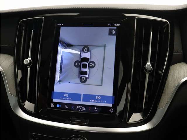 リアカメラによる後方の確認だけでなく、真上から見下ろすバードアイ映像を映し出す360度ビューカメラで、自車周辺の詳細な状況を確認できます。見通しが悪く狭い場所で車を取り回す際には心強い味方となります。