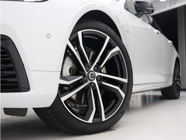 ダイヤモンドカット/ブラック5ダブルスポーク 8.5J×20インチルミホイール。衝突回避・被害軽減ブレーキシステムやパイロット・アシストなど、数多くの先進安全・運転支援機能を標準装備。