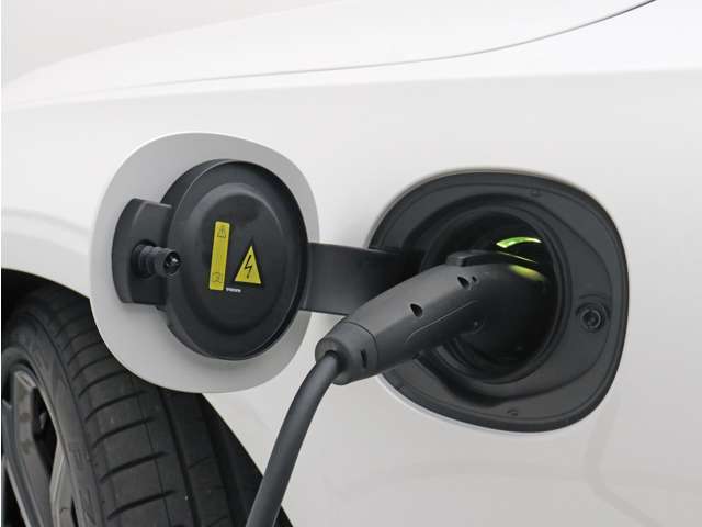 専用コードを接続するだけで簡単に充電が行えます。プラグインハイブリッドモデル Recharge Ultimate T8 AWDは、走行中の充電のほか、自宅などに設置された充電機器からの充電が可能です。