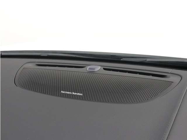 【harman/kardon】世界のオーディオファン垂涎のプレミアムサウンドシステムを搭載。原音に近い音場空間を忠実に再現。乗る人すべてに最良の音響体験を提供します。