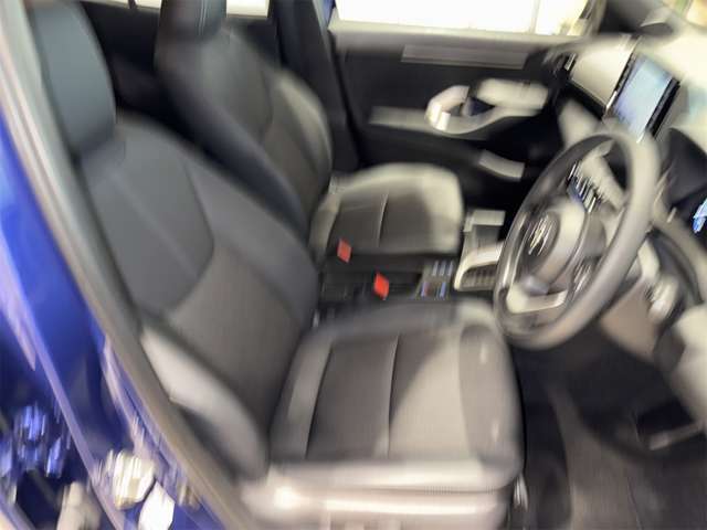 運転席の足元もひろびろ！