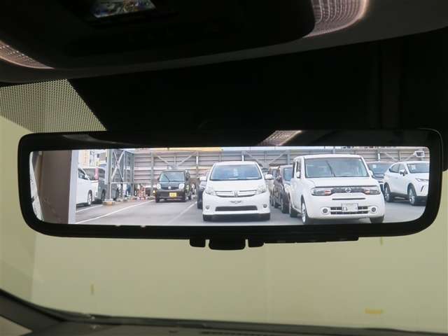 車両後方の視界をクリアに映し出す「デジタルインナーミラー」搭載です。