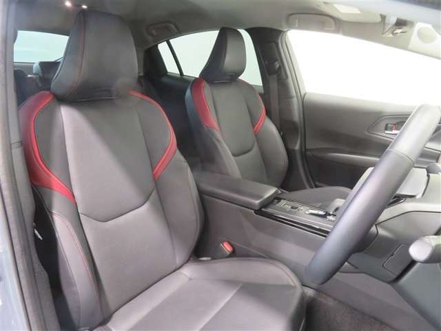 「まるごとクリーニング」施工済み！　運転席・助手席シートは取り外して洗浄しています。