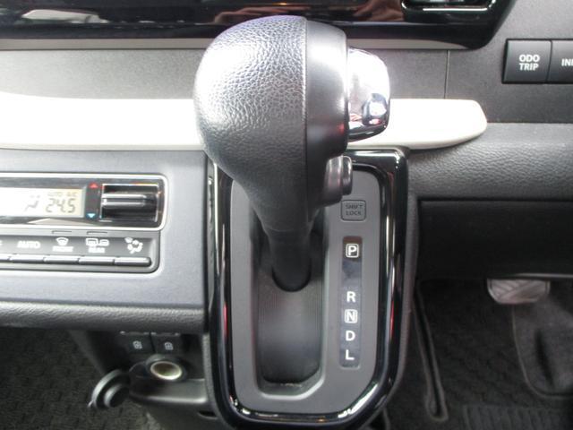 インパネシフトなので足元広々！運転席と助手席の移動もスムーズにできます☆