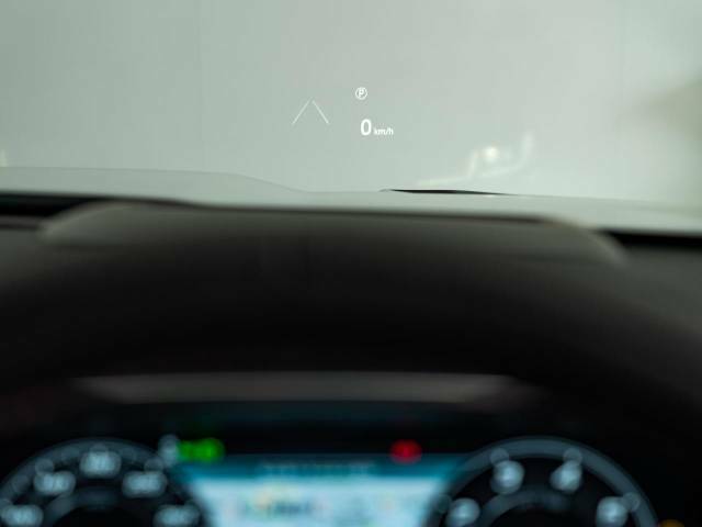 ヘッドアップディスプレイは運転中に役立つ情報をフロントガラスに映し出します。独自のレーザー技術により、直射日光が当たるような状況にも対応。走行速度、ナビゲーションなどの情報を、クリアに表示します。
