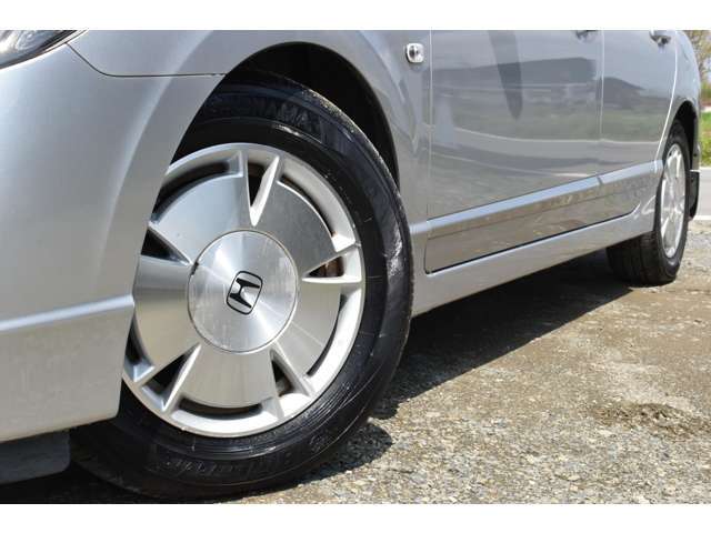 【車の匂いどうにかなりますか？】当店はオゾン発生機を導入しておりオゾンの力で臭いの元を酸化分解させ根本から対処致します。オゾンは除菌効果もあるそうです。お客様のご要望に出来る限り努力をさせて頂きます。