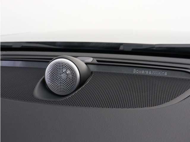 【Bowers＆Wilkins】世界のオーディオファン垂涎のプレミアムサウンドシステムを搭載。コンサートホールのベストポジションに相当する音場空間を忠実に再現。乗る人すべてに驚きの音響体験を提供します